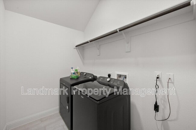 Building Photo - 816 Tesslynn Ave