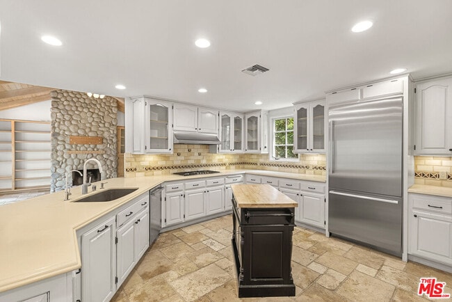 Building Photo - 18339 Linnet St