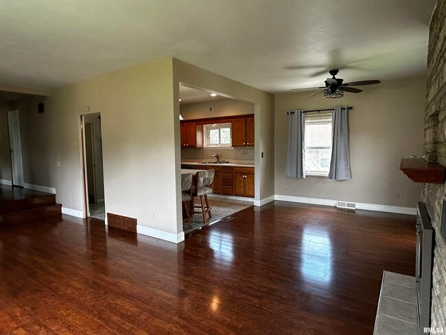 Building Photo - 2114 W Westbrook Dr