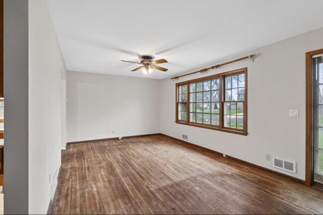 Building Photo - Charming 4-Bedroom Blaine Home with Hardwood Elegance & 2 Full Baths - 1,620 Sq Ft of Comfort!