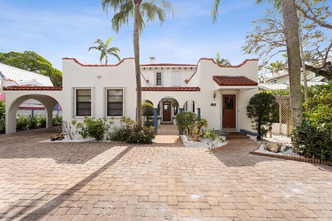 Building Photo - 114 S Lake Dr