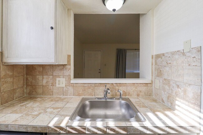 Building Photo - 1 Bed | 1 Bath in South Tulsa!