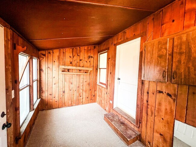 Building Photo - Charming 2 Bed, 1 Bath Home with Modern Kitchen
