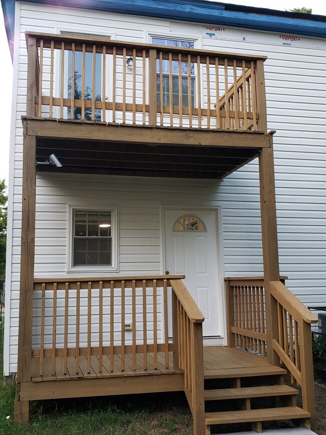 Building Photo - Available Now! | Charming 4-Bedroom Home |...