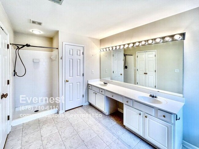 Building Photo - Comfortable 3-Bedroom Home with Prime Loca...