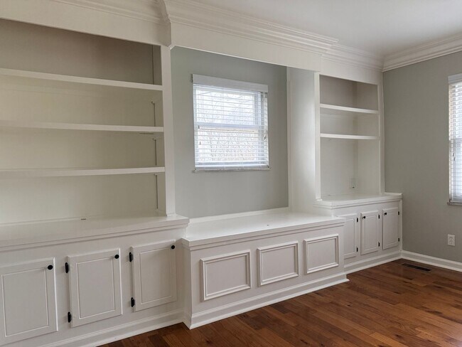 Building Photo - 3 Bedroom / 2 Bath Home for Rent – S Knox - Ideal for students. Lawn care included!