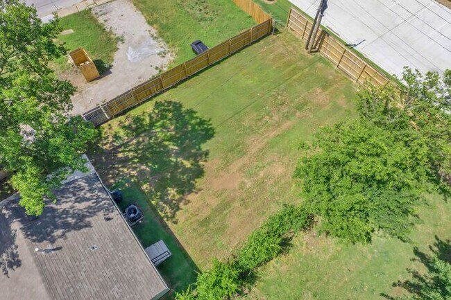 Building Photo - 2608 N Quaker Ave