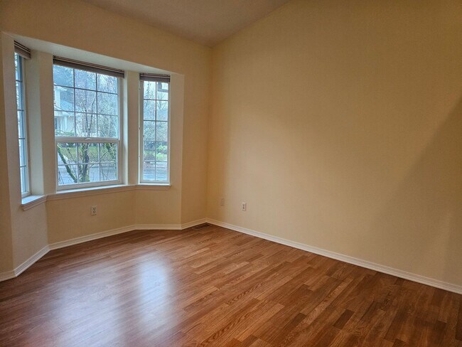 Building Photo - SUNNY & BRIGHT SINGLE FAMILY HOME IN HILLSBORO