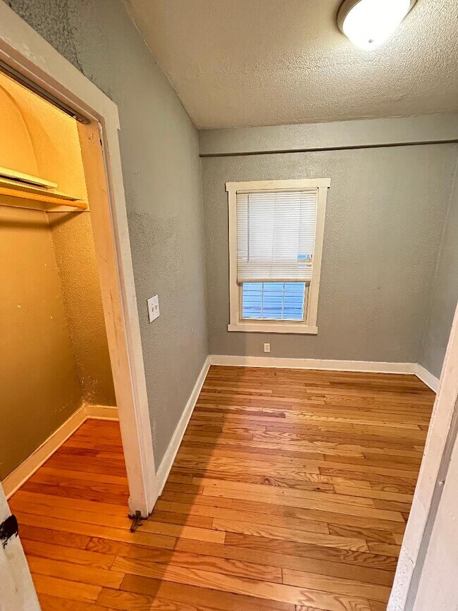 Spareroom - 8213 S Houston Ave