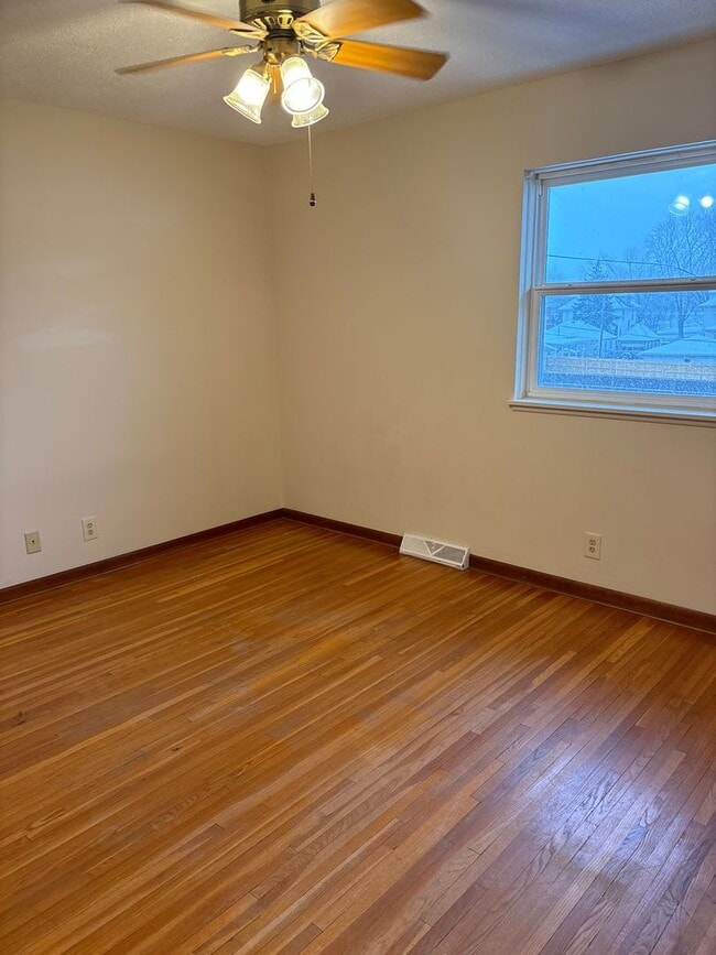 Building Photo - 2 Bedroom, 1.5 Bath Townhouse in Clinton, IA