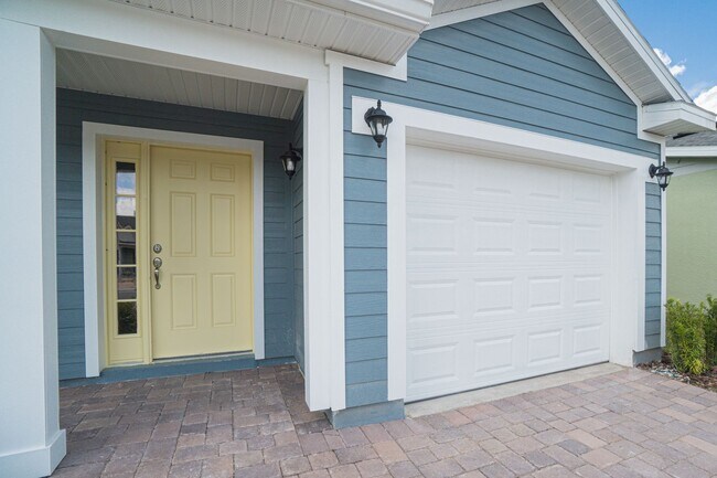 Building Photo - PENDING APPLICATION- Beautiful 3/2 Energy Efficient 1 Story Attached Home w/ 1 Car Garage
