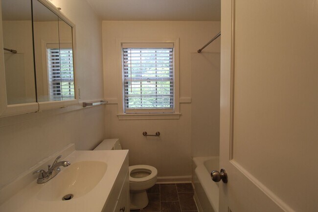 Building Photo - August FREE On This 2 Bedroom 2 Bath Duplex In The Waldo Area