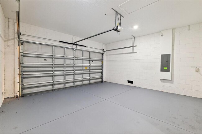 Building Photo - 717 Robin Ct