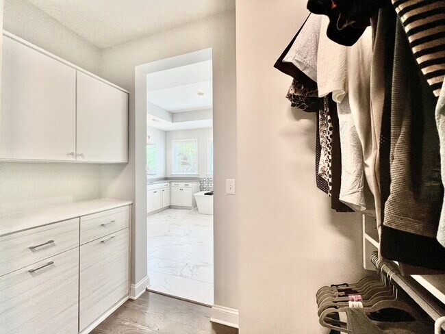 Building Photo - LUXURY TOWNHOME near Southend