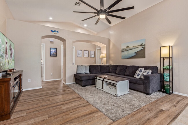 Building Photo - 543 S Wildrose