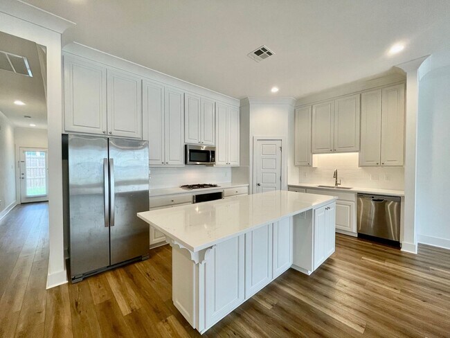 Building Photo - 9135 Southlawn Dr