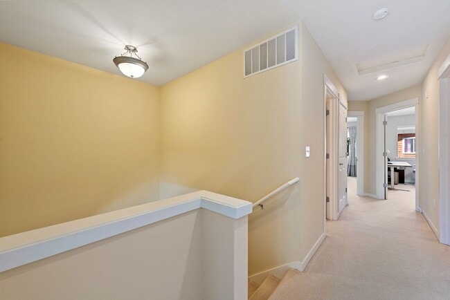 Building Photo - 3Bd/2.5Ba Kirkland Townhouse