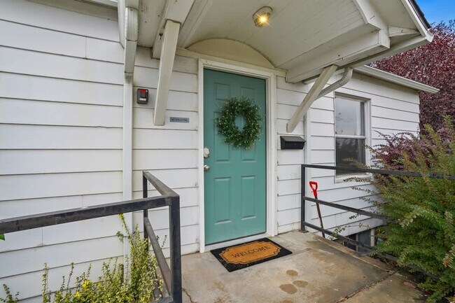 Building Photo - 603 2nd St S