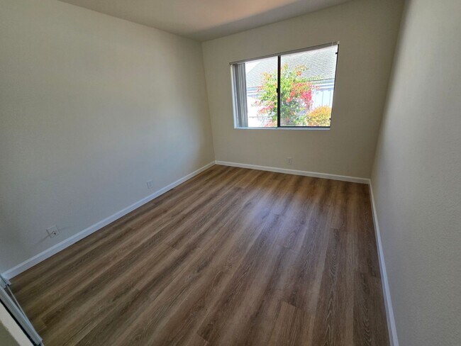 Building Photo - Beautiful la Jolla condo