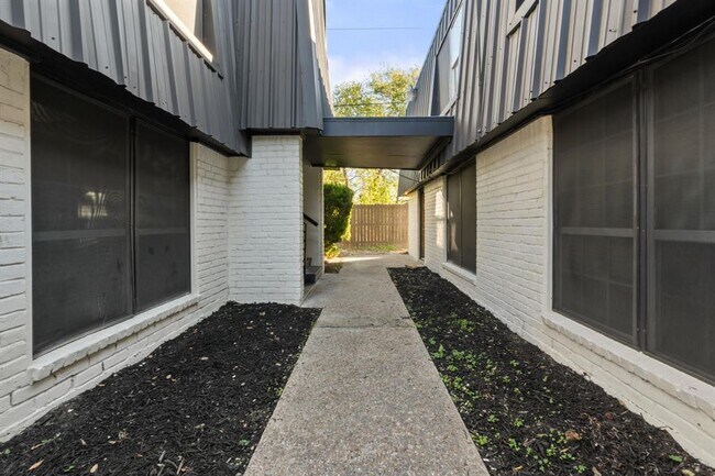 Building Photo - 1720 Wooten Park Dr