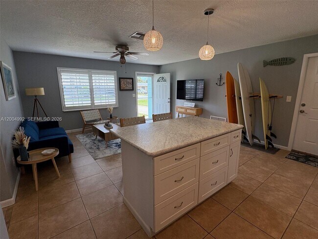 Building Photo - 333 Palm Cir