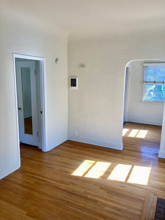 Building Photo - Spanish Craftsman Garden Apartments Bankers Hill