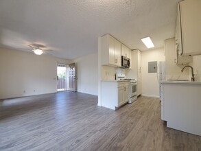 Building Photo - Now available, Fresh & Bright 2bd, 1.5ba 2nd Floor Corner-Unit located in the beautiful Palm Villas