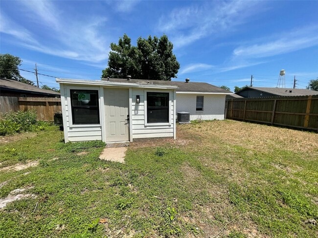 Building Photo - 411 Guyer St