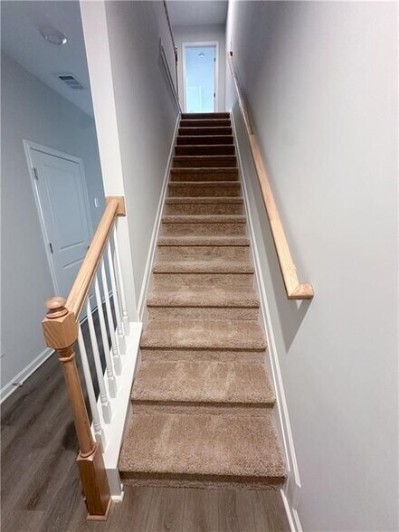 Building Photo - 483 Crown Dr