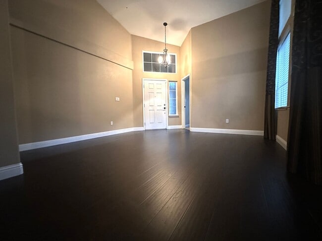 Building Photo - Gorgeous 4 Bed, 2 Bath in Shadow Lakes with SOLAR!