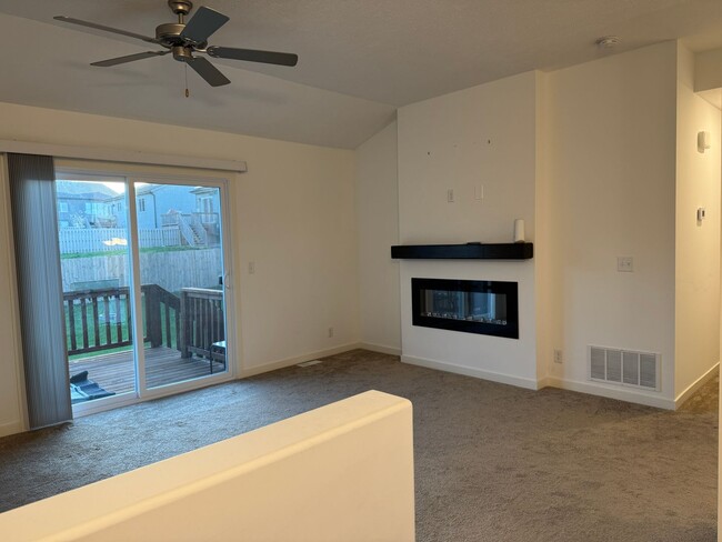 Building Photo - Modern Home With Open Layout For Rent In B...