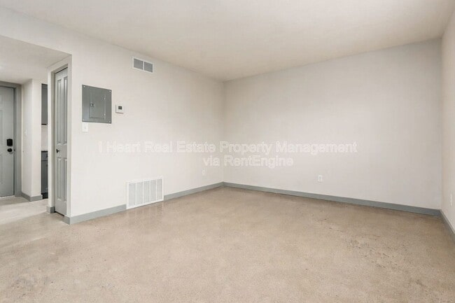 Building Photo - 2085 W Broad St