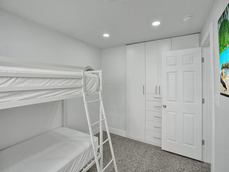 Building Photo - 906 N Riverside Dr