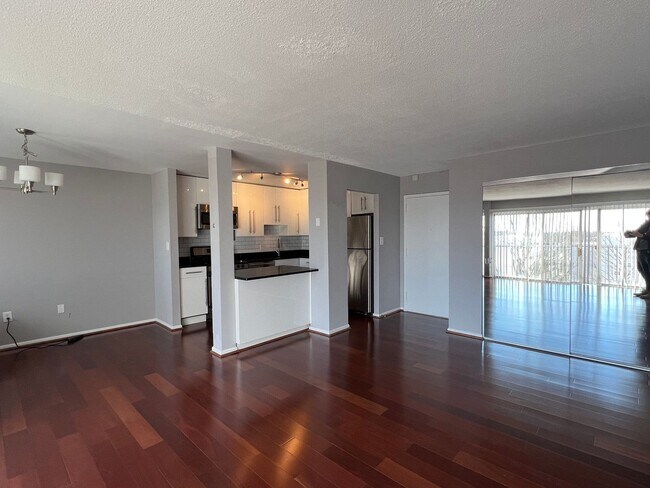 Building Photo - Light-filled Contemporary 1 Bedroom 1 Bath...