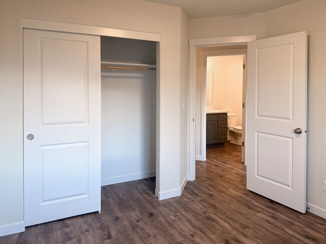 Building Photo - 505-507 NW Hillcrest Dr