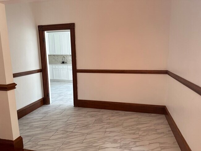 Building Photo - 364 Centre St