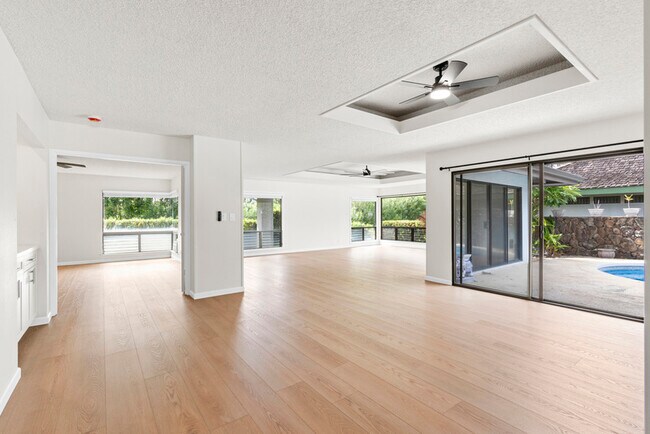 Building Photo - 1055 Kapo Wy