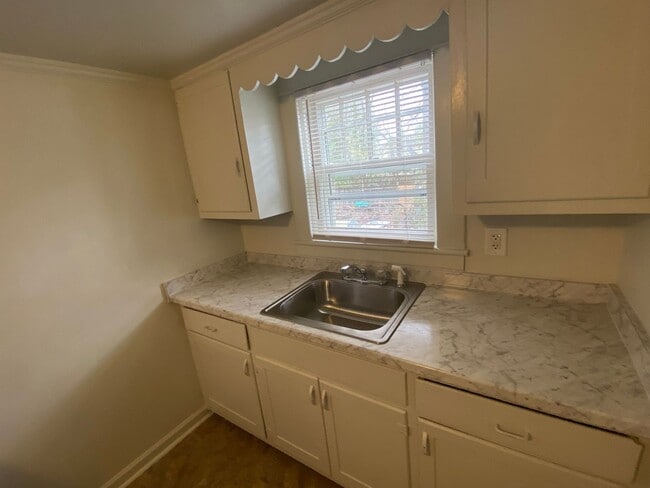 Building Photo - Spacious 1 Bedroom Near Duke East and Broad St - Huge Fenced Yd!