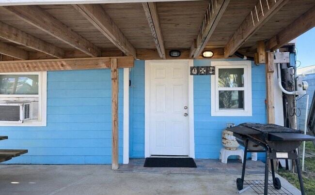 Building Photo - 4111 Oleander Dr