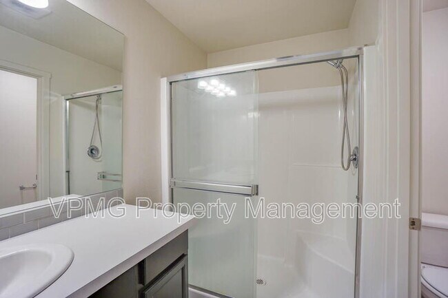 Building Photo - 2105 NE 118th Pl