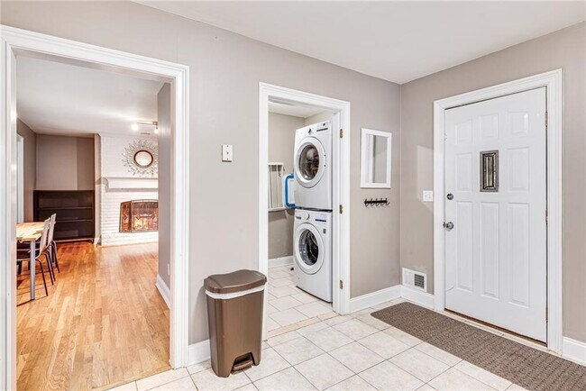 Building Photo - 1973 Desmond Dr