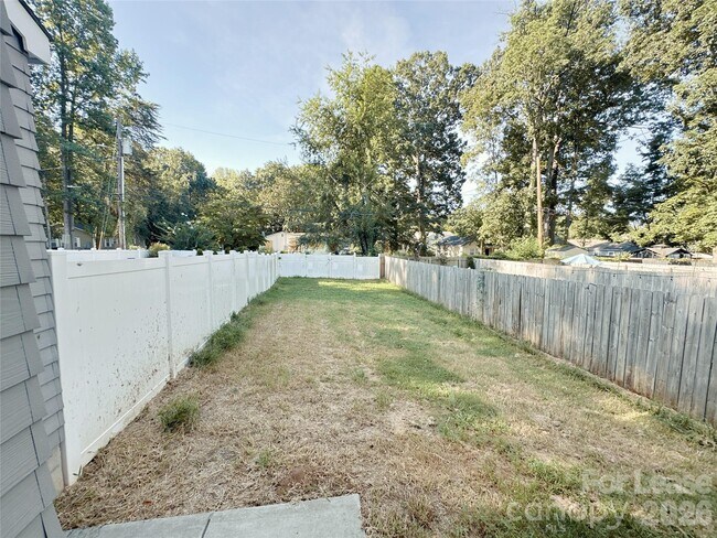 Building Photo - 807 McArthur Ave
