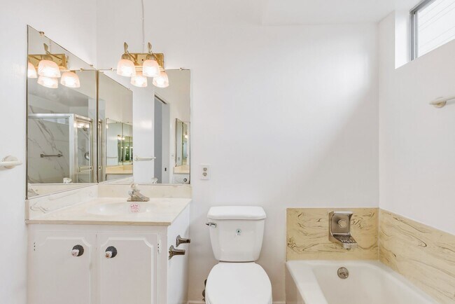 Building Photo - HUGE TOP FLOOR 2 BED 2 BATH IN PRIME SANTA MONICA! -FIREPLACE, BALCONY & GARAGE PARKING SPACE