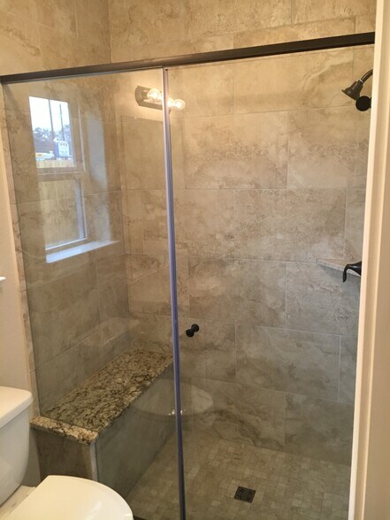 Master shower - Down Home Square
