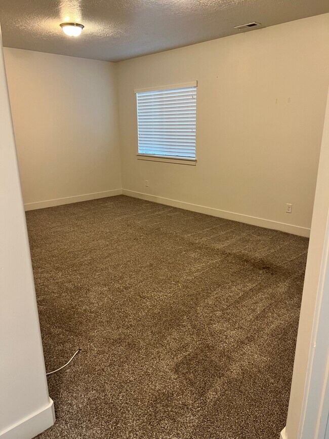 Building Photo - Bluffdale Townhouse