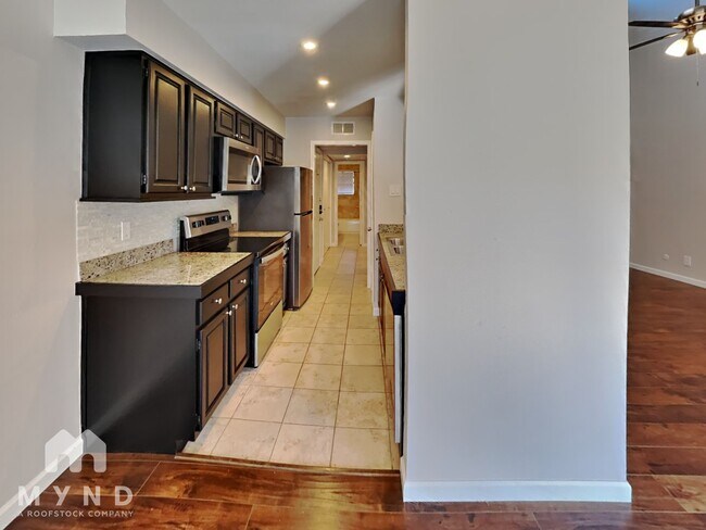 Building Photo - 7525 Holly Hill Dr