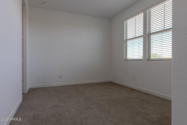 Building Photo - 9115 W Glenrosa Ave