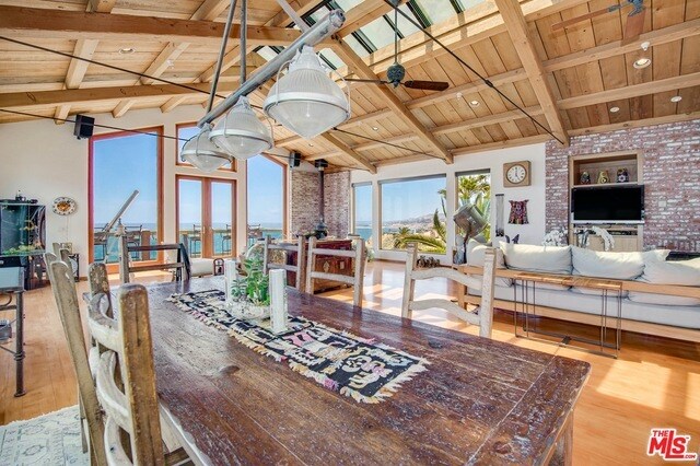 Building Photo - 3916 Rambla Orienta