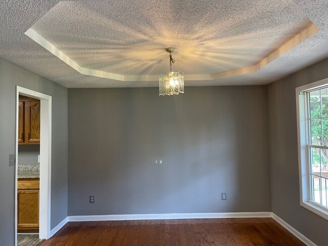 Building Photo - 3-4 Bed with 2 full baths and 2 car garage...