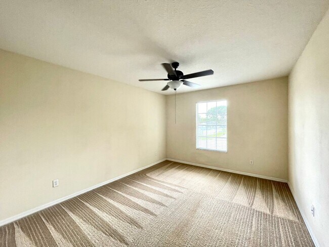 Building Photo - LARGE AND SPACIOUS 4/3 HOME IN WEDGEFIELD GOLF COURSE COMMUNITY